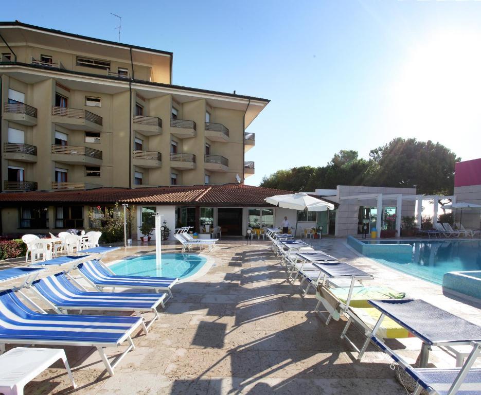 Hotel Bristol リニャーノ・サッビアドーロ エクステリア 写真